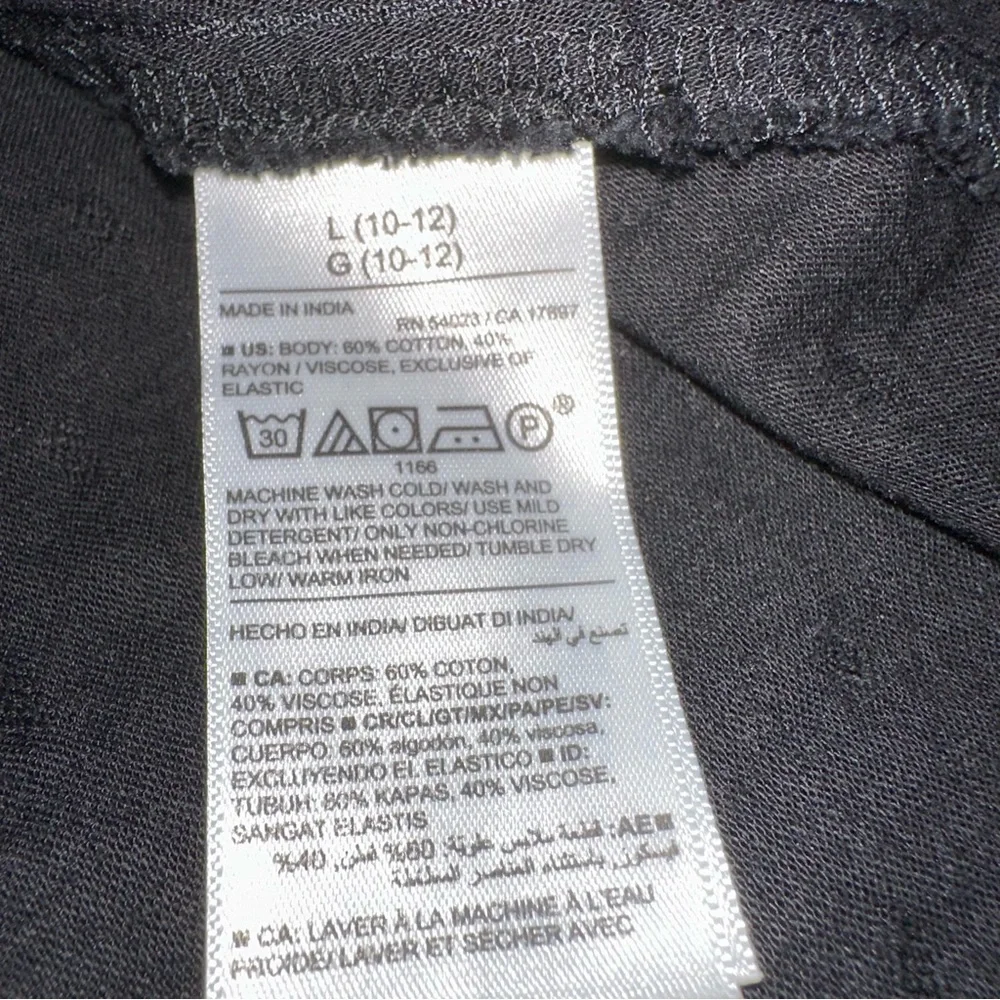 Old Navy eyelet skirt black girls size L (10-12)‎
